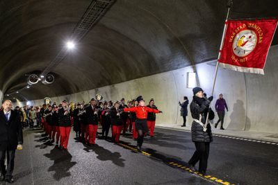 Harstad Janitsjar spilte seg gjennom tunnelen under åpningsarrangementet.