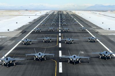 Hele 52 F-35A samlet på rullebanen på flybasen Hill i forbindelse med «Combat Power Exercise» i starten av januar.