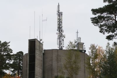 Noen av innvendingene Nkom har mot Telenors tilbud om fast trådløst bredbånd kan kanskje løses når selskapet tar i bruk 5G til kunder som mister kobbernettet sitt de neste to årene. Her fra en av 5G-testene til Telenor, i Elverum, der de blant annet skal prøve ut fast trådløst bredbånd. 5G-antennene er nest øverst i den høye masta.