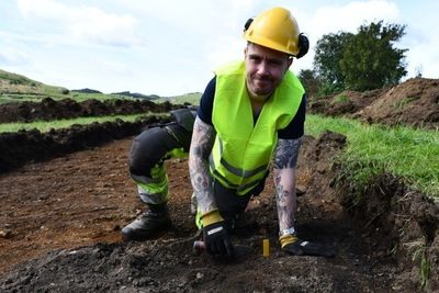 Arkeologen trenger ofte hjelp av en gravemaskin, blant annet til sjakting. Nå lyses to kontrakter ut.