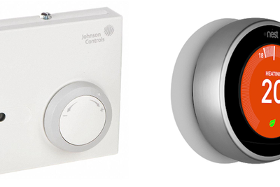 Sammenligning av en mer tradisjonell, kablet termostat og Google Nest (t.h).