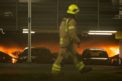 Storbrannen på Sola har gjort at debatten om elbilenes brannsikkerhet har blusset opp igjen. 