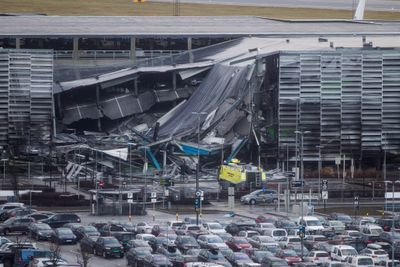 Mellom 300 og 1600 biler brant i P-hus-brannen på Sola flyplass, ifølge brannvesenet. 