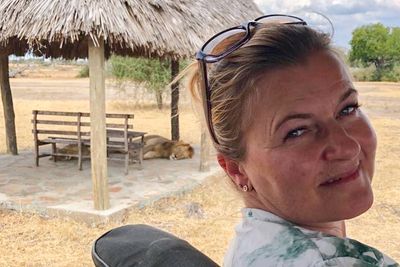 Marianne Nilsen Sturmair er ny leder for Ingeniører uten grenser. Her et bilde sammen med en løve, tatt på en ferietur til Tanzania.