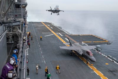 To F-35B fra US Marine Corps tilhørende «Flying Leathernecks» på  USS Makin Island et sted i Stillehavet i desember 2019.