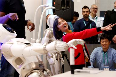 Mye spennende teknologi ble demonstrert under årets CES-messe. Her utfører Tanli Yang yoga sammen med den intelligente roboten Walker. Men hvor er bærekraftsmålene?