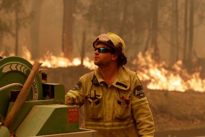 Brannvesenet i delstaten New South Wales opplyser mandag at de har kontroll på den enorme brannen i Gospers Mountain nordvest for storbyen Sydney.
