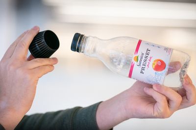 Tine selger juice med en ekstra plasthatt for å skape det de kaller karaffel-looken. Plastbruken provoserer.