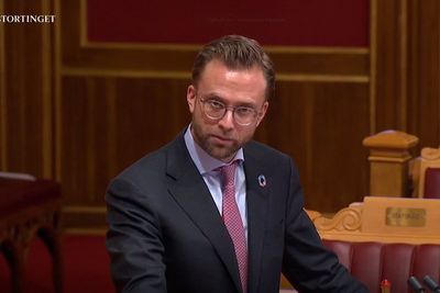 Digitaliseringsminister Nikolai Astrup debatterte Telenors sanering av kobbernettet i Stortinget etter at det ble foreslått å sette igang en konsekvensutredning av nedleggelsen av nettet. Astrup frykter at en slik utredning vil forsinke moderniseringen.