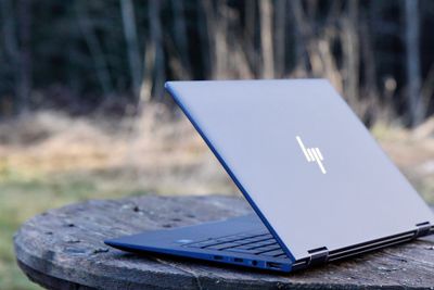 HP Elite Dragonfly har en lekker, metallisk blåfarge. I dunkel belysning ser PC-en nesten svart ut.