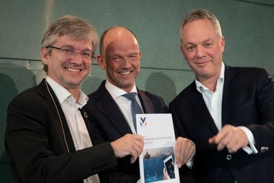 KMD-statsekretær Paul Chaffey fikk rapporten overrakt av NHOs administrerende direktør Ole Erik Almlid og Abelia-topp Øystein Eriksen Søreide.