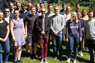 En stor gruppe av fjorårets studenter klare for sommerjobber hos Knowits forskjellige Oslo-avdelinger. 