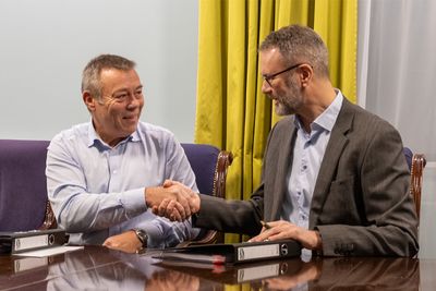 IT-direktør (fra v.) Lars Kalfoss i Vegvesenet signerer kontrakt med Geir Andås i Epinova.