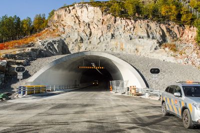 Trifontunnelen er på 680 meter, og går i østenden rett ut på Bøkfjordbrua.