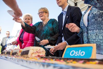 I august 2015 delte statsminister Erna Solberg, venstreleder Trine Skei Grande, daværende KRF-leder Knut Arild Hareide og FRP-leder Siv Jensen ut kake i forbindelse med at regjeringen begynte planlegging av ny Ringeriksbane.