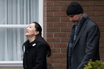 Huaweis finansdirektør Meng Wanzhou forlater sitt hjem Vancouver mandag på vei til domstolen som skal avgjøre utleveringssaken.