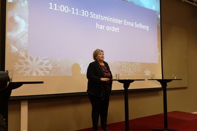 Statsminister Erna Solberg på talerstolen under åpningen av Arctic Entrepreneur, som er maskinentreprenørenes store, årlig samling.