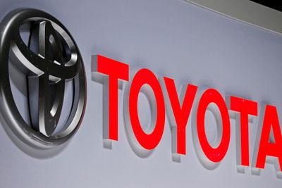 Toyota må tilbakekalle flere millioner biler, på grunn av en feil med airbagen, som kan utgjøre en fare for bilistene.