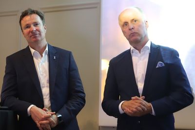 Evrys siste konsernsjef (fra v.) Per Hove og Tietos konsernsjef Kimmo Alkio da kjempefusjonen ble presentert. Alkio er i dag konsernsjef i det sammenslåtte Tietoevry, mens nordmannen er spilt ut på sidelinjen som hans rådgiver.