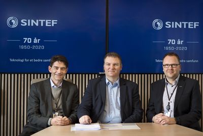 Sintef vil i sitt jubileumsår bytte ut sin strategiske IT-driftsleverandør. Her er de nye partnerne (fra v. ) visekonserndirektør Reidar Bye i Sintef, Sopra Sterias direktør for digitale plattformtjenester Odd Inge Bjørdal og Sintefs IT-sjef Snorre Ness.