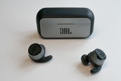 JBL Reflect Flow: Perfekt passform, god lyd, men ganske tunge og klumpete.