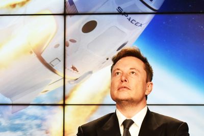 Elon Musk har ved hjelp av ny batteriteknologi og dyktige ingeniører klart å endre bilindustrien i løpet av ti år, skriver Tormod Haugstad.