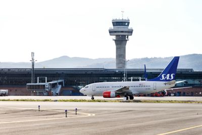 Værnes  20161007.SAS fly som har landet og er på rullebanen med flyplassbygget og flytårnet bak på Værnes lufthavn.Foto: Gorm Kallestad / NTB scanpix