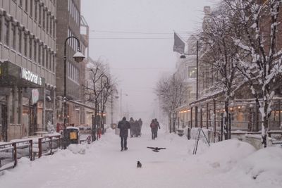 Hittil har det ikke vært like vinterlig i gatene i Kristiansand, som på dette bildet fra februar 2018. Det sparer kommunen for utgifter til vintervedlikehold. Men vinteren er ikke over.
