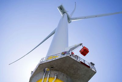 Danmark er kjent for sine vindmøller. De spiller en sentral rolle når de skal kuttes med 70 prosent på ti år.