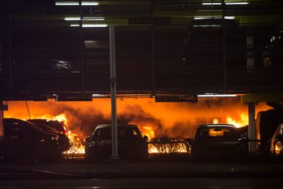 Deler av Sola p-hus  kollapset 7. januar som følge av brannen som startet med røykutvikling i en eldre Opel Zafira.