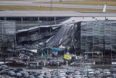 Deler av parkeringshuset raste sammen etter brannen på Stavanger lufthavn Sola, 7. januar. Et nytt bygg skal stå ferdig våren 2022. 