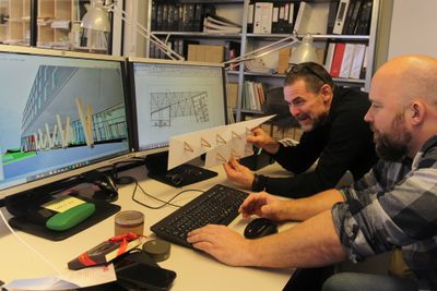 Kjetil B. Alfarnes, til venstre, og Rune S. Damstad hos Dyrvik Arkitekter studerer løsningen med V-søyler som er brukt for å få redusert anltallet søylepunkter på bakkeplanet.