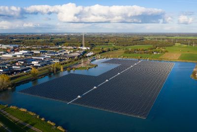 Sekdoorn flytende solkraftverk i Nederland nær byen Zwolle har en toppeffekt på 14,5 MW, nok til 4000 husholdninger. Anlegget ble installert på seks uker. Det består av 40.000 paneler