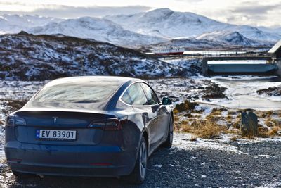 Får du lavere rekkevidde etter programvareoppdateringer, dekkes ikke det lengre i nye Teslaer. Bildet viser Tesla Model 3 SR+ på Bygdin.