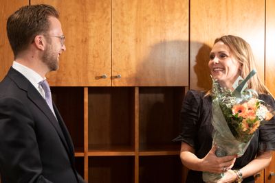 Regjeringen oppretter ekspertgruppe for datadeling. Bildet viser Nikolai Astrup som overrekker nøkkelen til ny distrikts- og digitaliseringsminister Linda Hofstad Helleland for halvannen uke siden.
