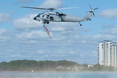 En Remus 600 (Mk 18 mod 2) slippes fra et MH-60S Seahawk under en øvelse i Florida.