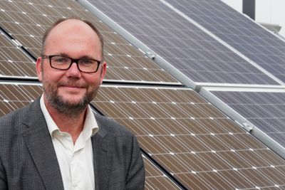 Erik S. Marstein, forskningssjef ved IFE, etterlyser debatt om norsk sol-bransjes rolle i en verden med bratt økende solenergi-investeringer.