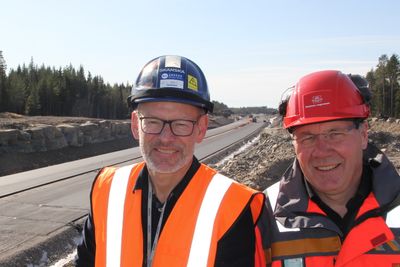 Skanskas prosjektdirektør Ketil Sand (tv.) og Vegvesenets prosjektleder Taale Stensbye ved den nye traseen.