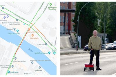 Kart over trafikken slik den så ut i Google Maps. Simon Weckert med 99 telefoner i en tralle til høyre. Bildet er delt med kunstnerens tillatelse.