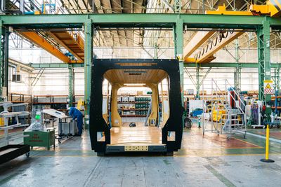 Første vognkasse er under produksjon på fabrikken i Spania, men nå vet ingen når den kommer til Norge. 