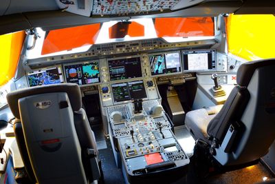 Cockpiten i et Airbus A350 utstilt på Singapore airshow i 2016.