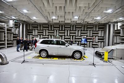 Kontrollmikrofoner står to meter fra midten av bilen for å fange lyden i henhold til EU-kravene. Lyden må holde en styrke på mellom 40 og 60 dB.