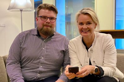 Oscar Nordström, produkteier for DNBs mobilbank, og Ingjerd Blekeli Spiten er leder for personmarkedet i DNB.