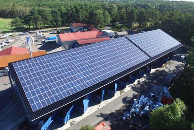 På taket ved Sandbakken Miljøstasjon på Hvaler har Solcellespesialisten installert både solceller og vindturbin.