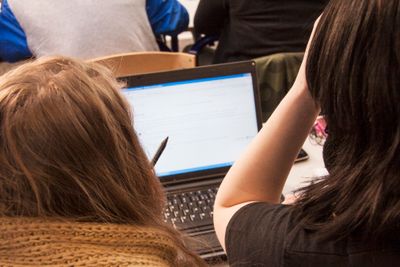 Mange unge mener skolen ikke gir god nok opplæring i hvordan de skal bli tryggere på nett.