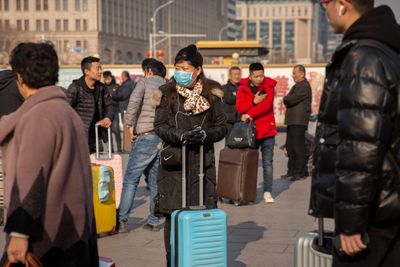 Kina lanserer nå en app som bruker lokasjonsdata og helsedata til å kartlegge hvem som kan ha blitt smittet av koronaviruset. Illustrasjonsbilde fra togstasjonen i Beijing, tatt fredag 17. januar 2020. 