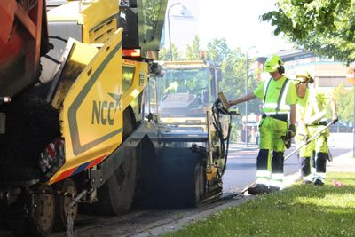 NCC legger asfalt i Lillestrøm.
