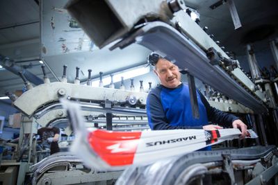 Arve Engen tar en nystøpt ski ut av støpekarusellen. Han er en av rundt 30 ansatte i Madshus som fortsatt jobber i produksjonen. Før var de 90, men stadig fler oppgaver automatiseres. Skiprodusenten investerer mellom 5 og 10 millioner kroner hvert år.