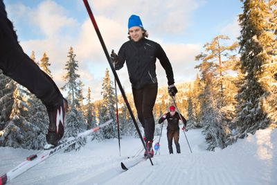 Sintef-forsker Ole Marius Hoel Rindal fulgt av teknisk direktør i Madshus, Bjørn Ivar Austrem, går runde etter runde på Sjusjøen med sensorer både på ski og kropp. Testing på snø er viktig for å kunne si noe om de kvalitative egenskapene til skiene.
