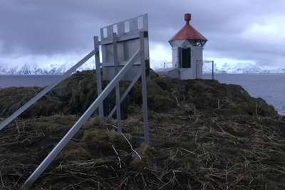 Bare opphenget står igjen etter at noen har stjålet solcellepanelet på fyrlykta Karken på Sørøya i Finnmark.